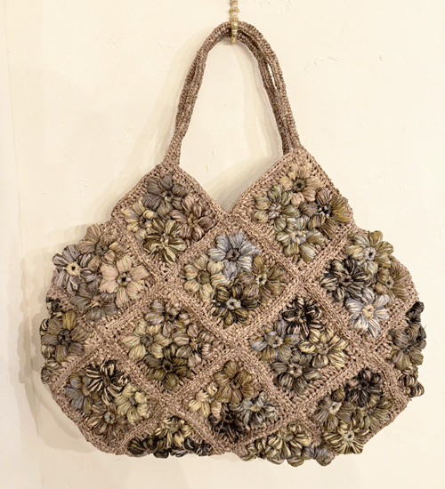 Sophie digard ソフィーディガール　ラフィアバッグ　フラワートライアングル カフェオレ w50xh37(56)cm